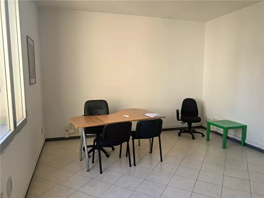 Immagine 2 di Negozio in affitto  a Empoli