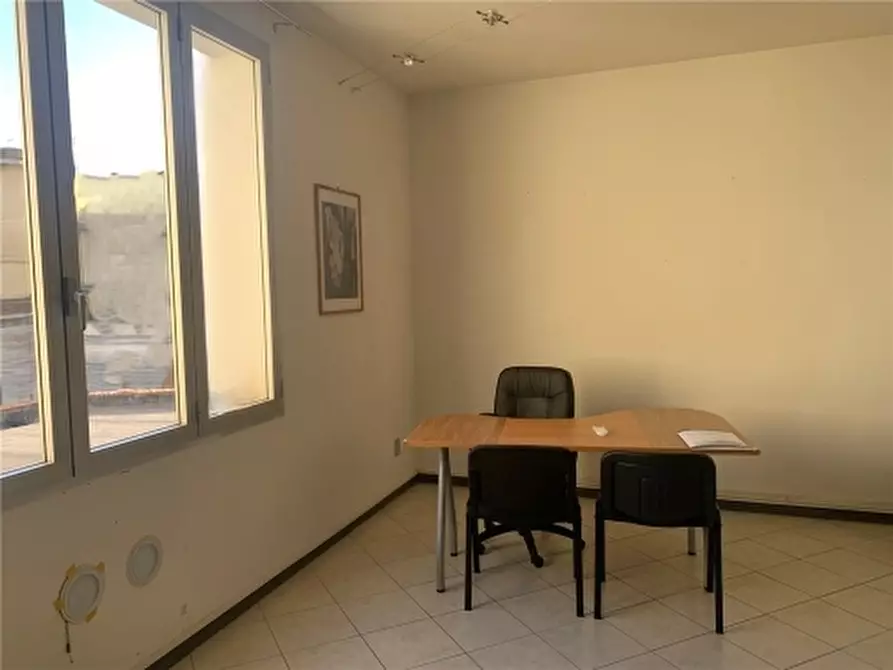 Immagine 3 di Negozio in affitto  a Empoli