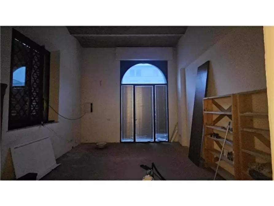 Immagine 2 di Negozio in affitto  a Empoli