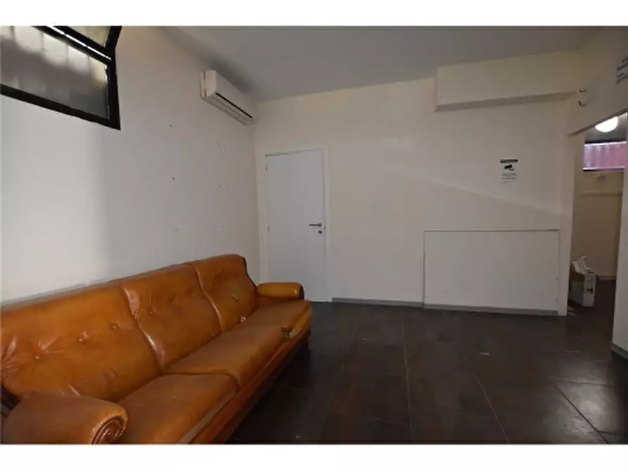 Immagine 6 di Negozio in vendita  a Vinci