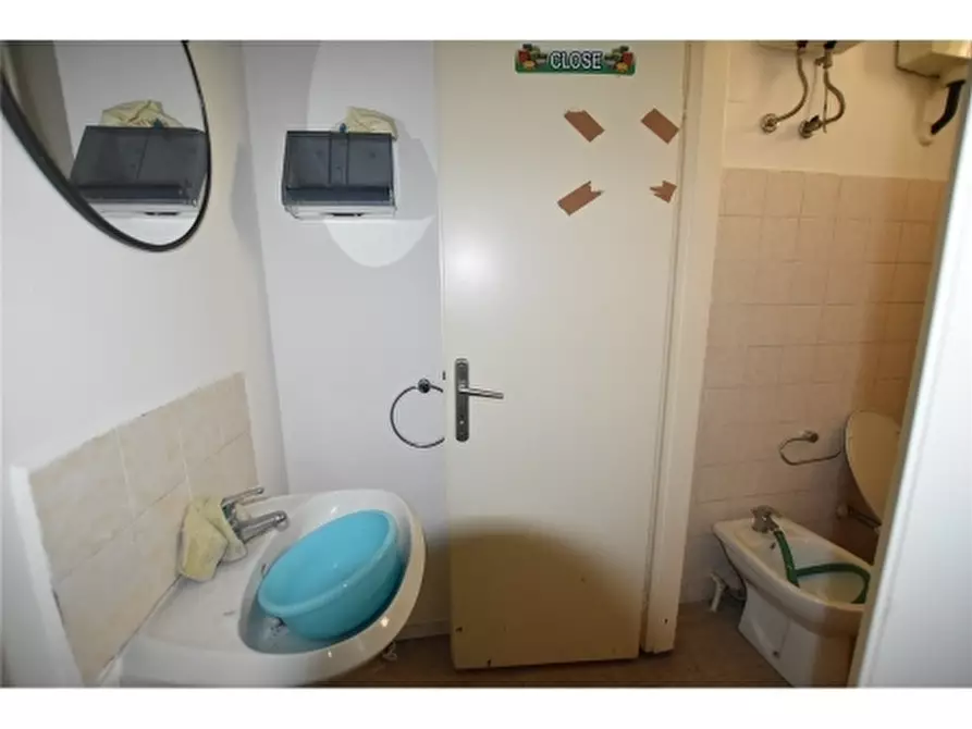 Immagine 9 di Negozio in vendita  a Vinci