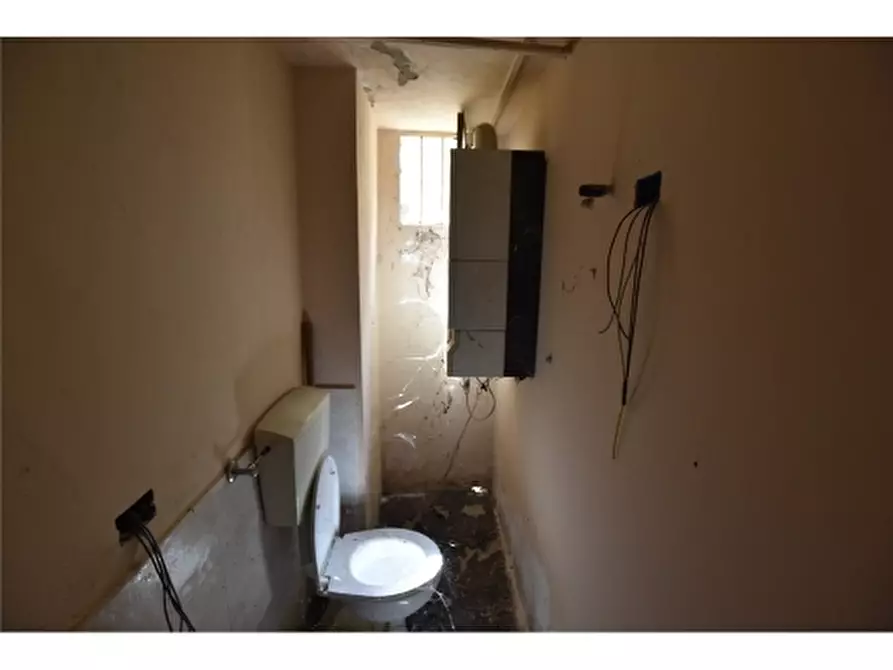 Immagine 10 di Negozio in vendita  a Vinci