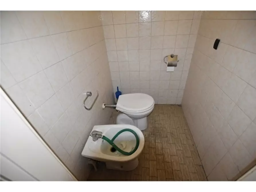 Immagine 11 di Negozio in vendita  a Vinci