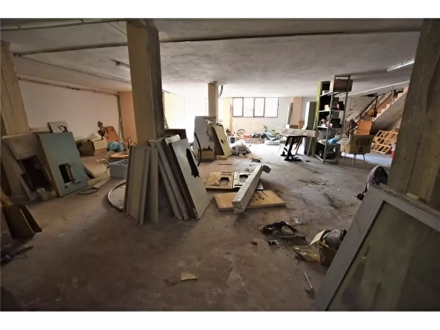 Immagine 12 di Negozio in vendita  a Vinci