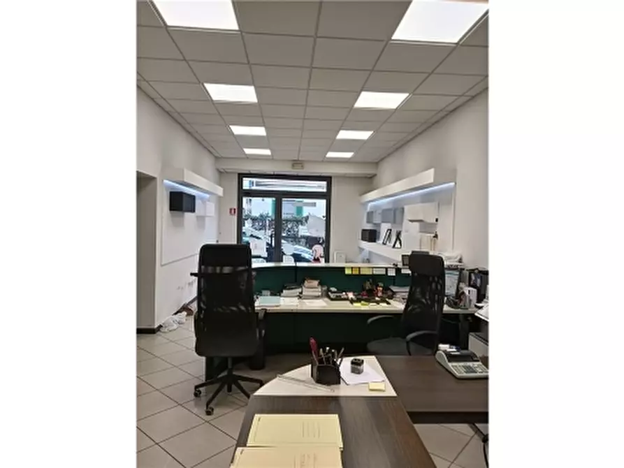 Immagine 2 di Negozio in vendita  a Empoli