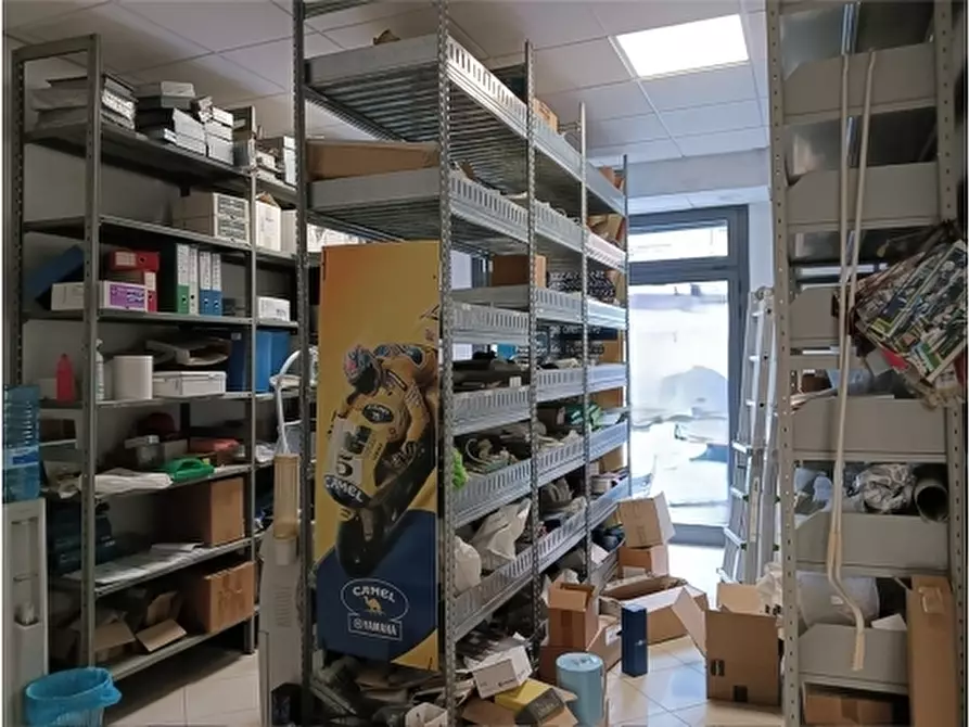 Immagine 6 di Negozio in vendita  a Empoli