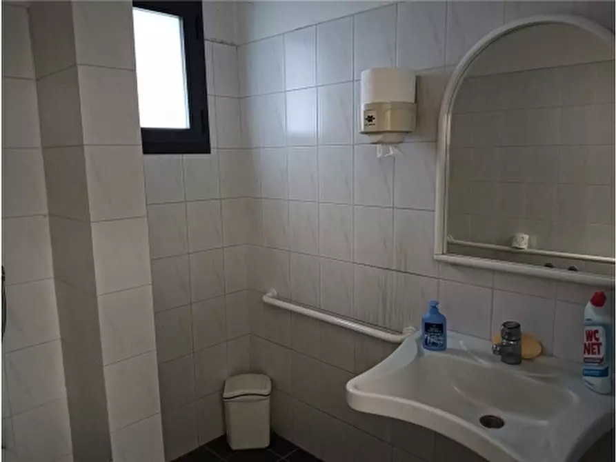 Immagine 8 di Negozio in vendita  a Empoli