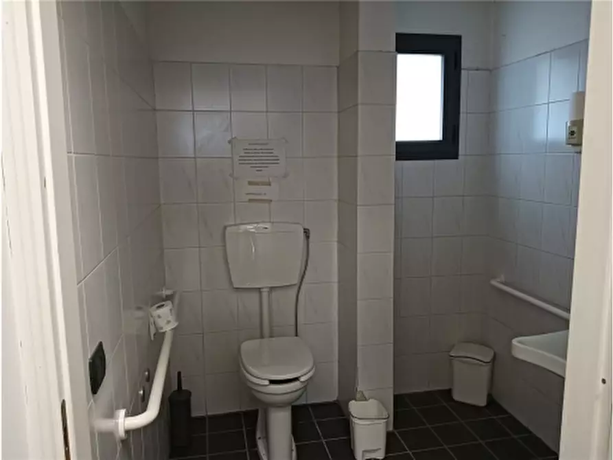 Immagine 9 di Negozio in vendita  a Empoli