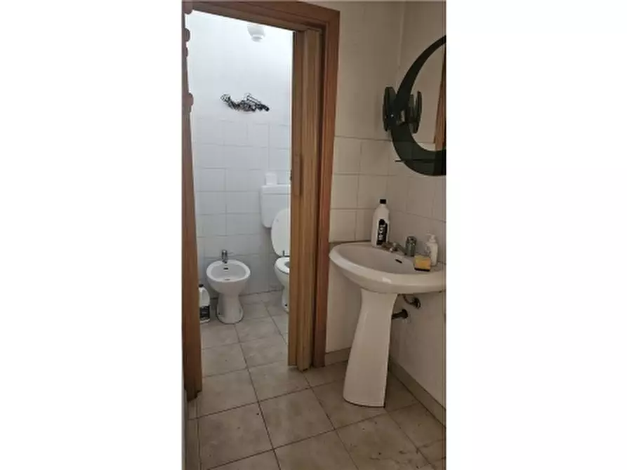 Immagine 1 di Negozio in vendita  a Empoli