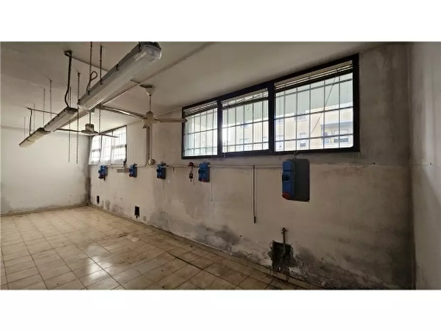 Immagine 4 di Negozio in vendita  a Empoli