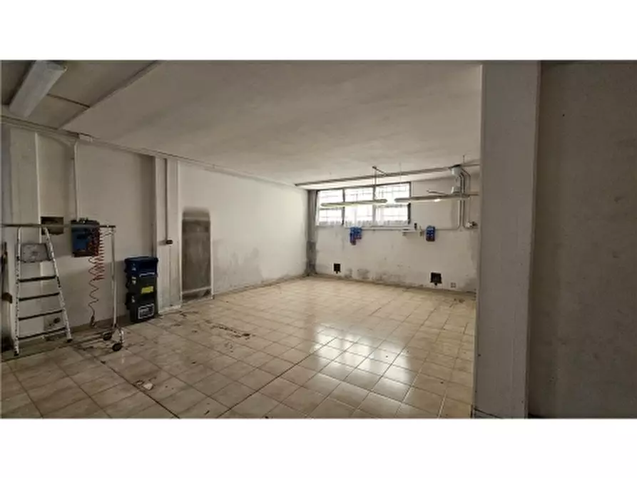 Immagine 5 di Negozio in vendita  a Empoli