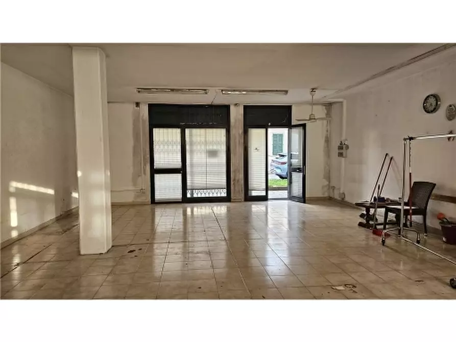 Immagine 6 di Negozio in vendita  a Empoli