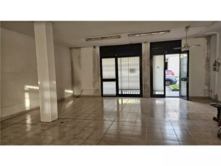 Immagine 7 di Negozio in vendita  a Empoli