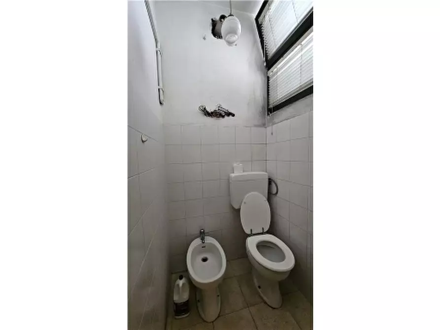 Immagine 10 di Negozio in vendita  a Empoli