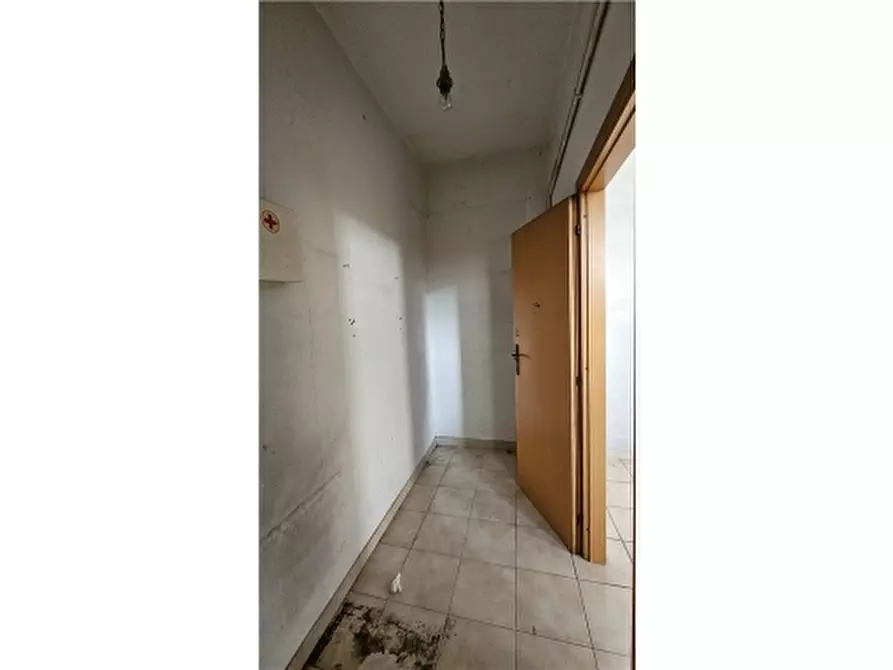 Immagine 11 di Negozio in vendita  a Empoli