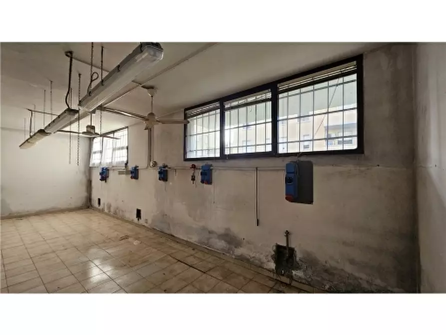 Immagine 12 di Negozio in vendita  a Empoli