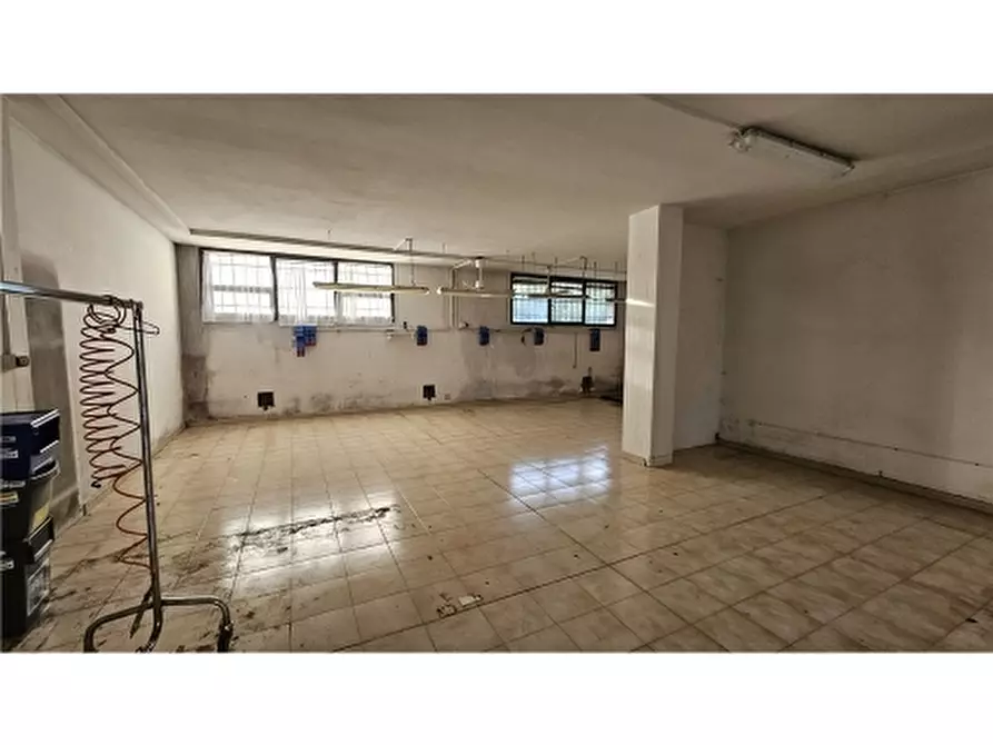 Immagine 15 di Negozio in vendita  a Empoli