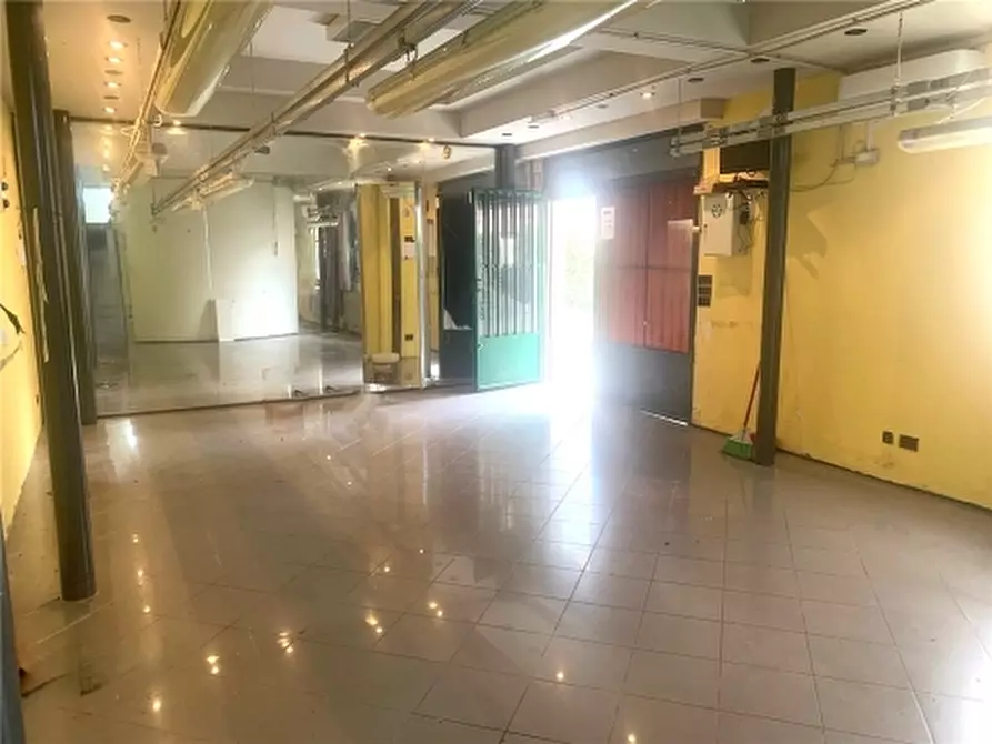 Immagine 1 di Negozio in affitto  a Empoli