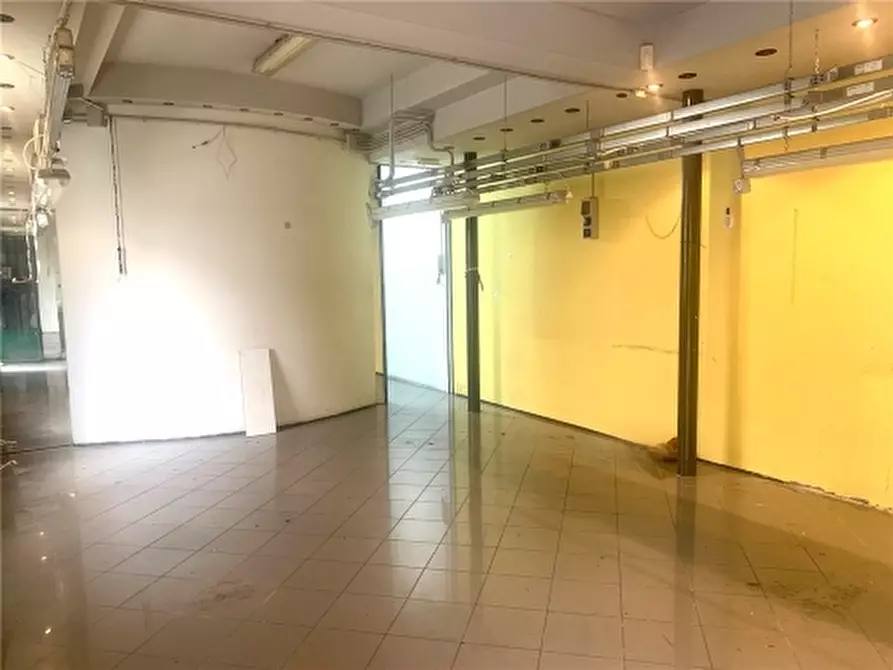 Immagine 2 di Negozio in affitto  a Empoli