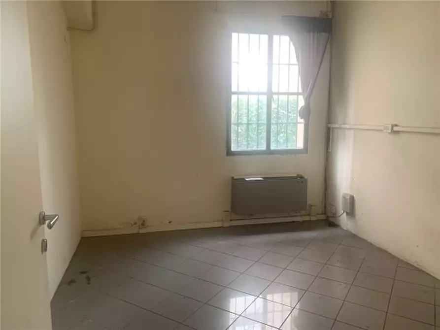 Immagine 4 di Negozio in affitto  a Empoli