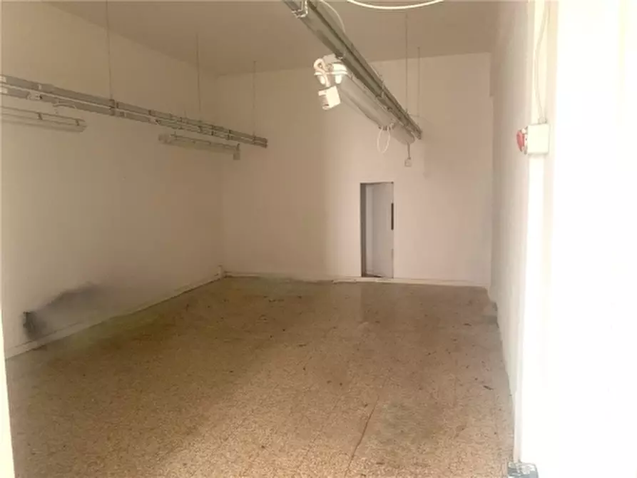 Immagine 6 di Negozio in affitto  a Empoli