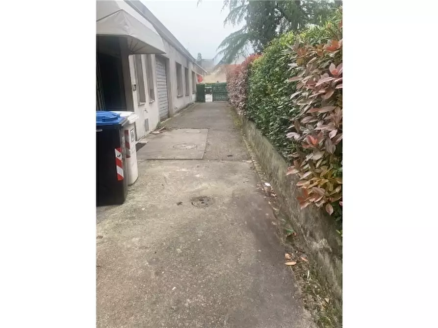 Immagine 7 di Negozio in affitto  a Empoli