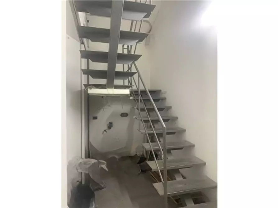 Immagine 8 di Negozio in affitto  a Empoli