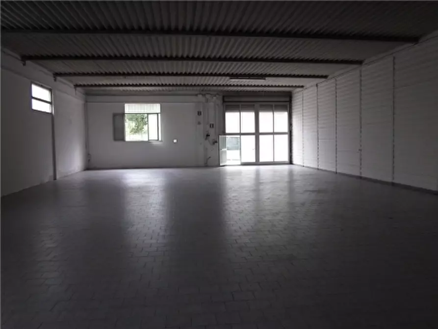 Immagine 1 di Magazzino in affitto  a Empoli