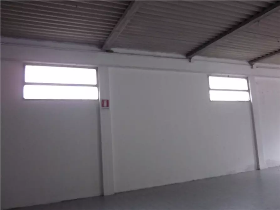 Immagine 2 di Magazzino in affitto  a Empoli