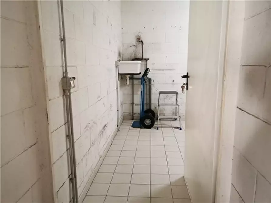 Immagine 16 di Magazzino in vendita  a Vinci