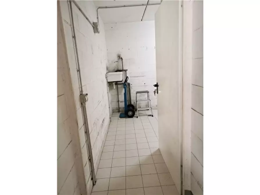 Immagine 17 di Magazzino in vendita  a Vinci