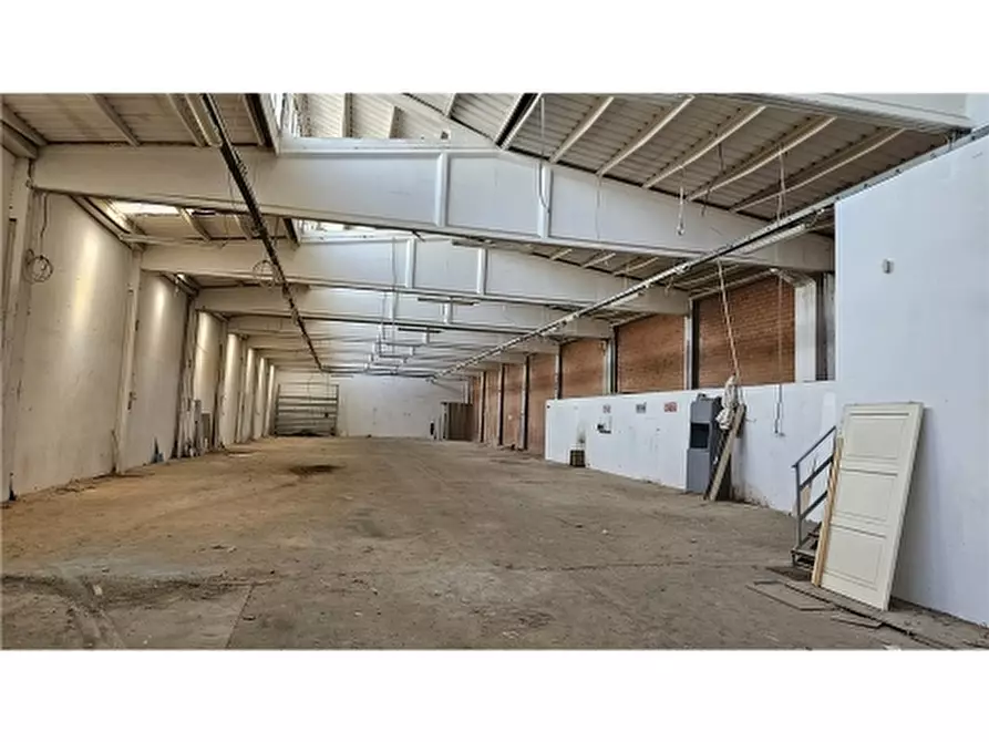 Immagine 4 di Magazzino in vendita  a Empoli