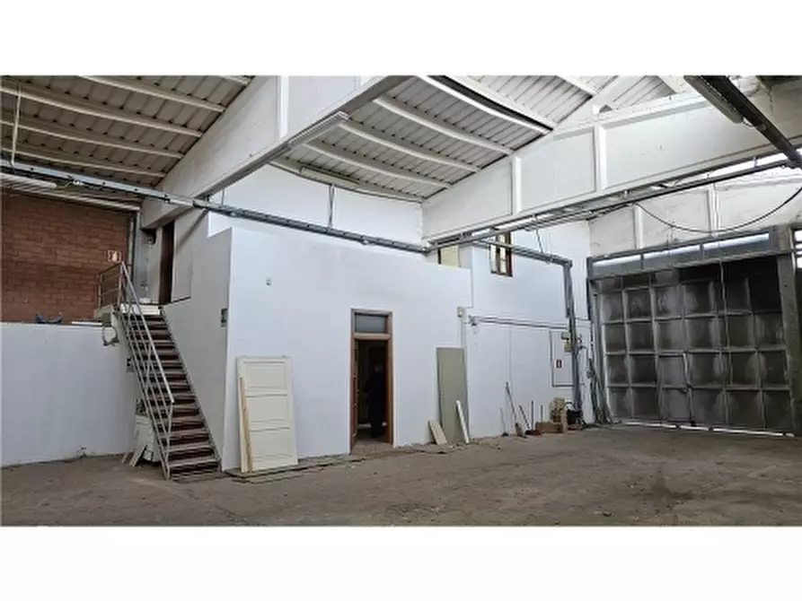 Immagine 5 di Magazzino in vendita  a Empoli