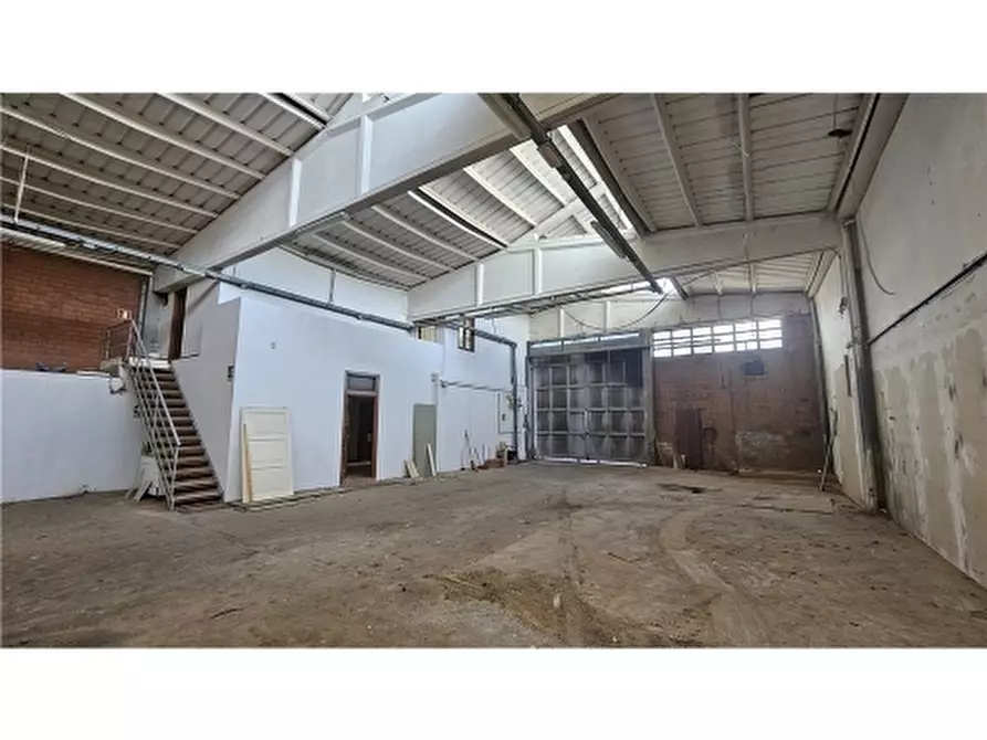 Immagine 7 di Magazzino in vendita  a Empoli