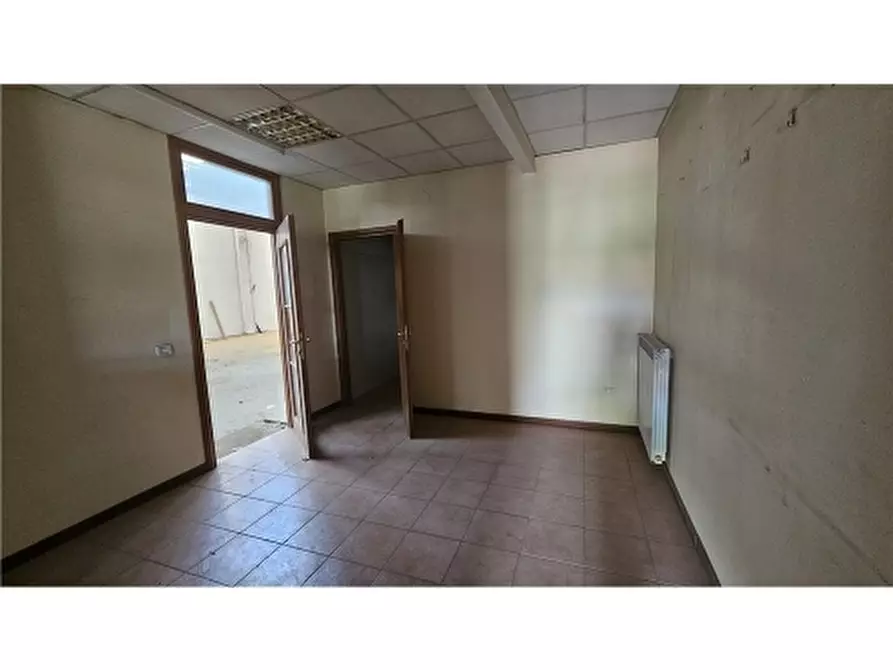 Immagine 9 di Magazzino in vendita  a Empoli