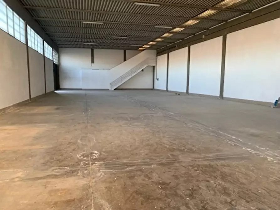 locale di sgombero in vendita a Vinci in zona Mercatale