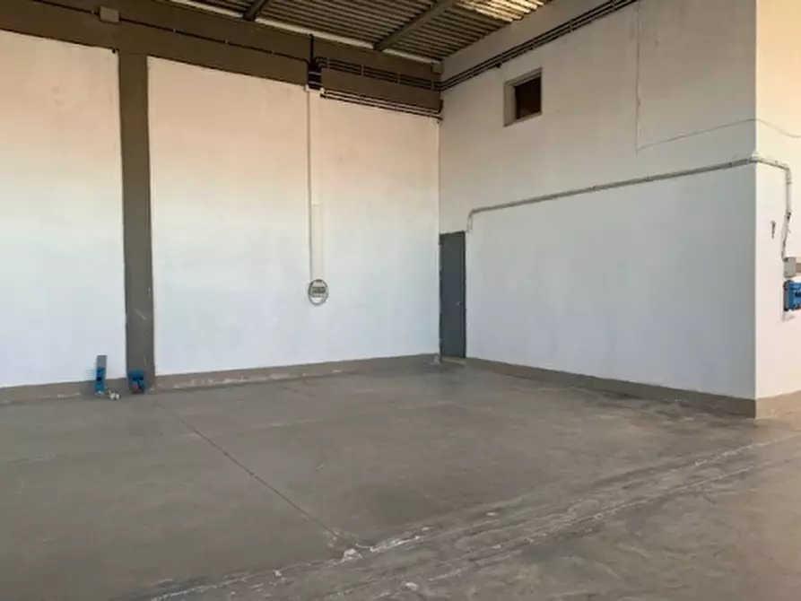 Immagine 2 di Magazzino in vendita  a Vinci