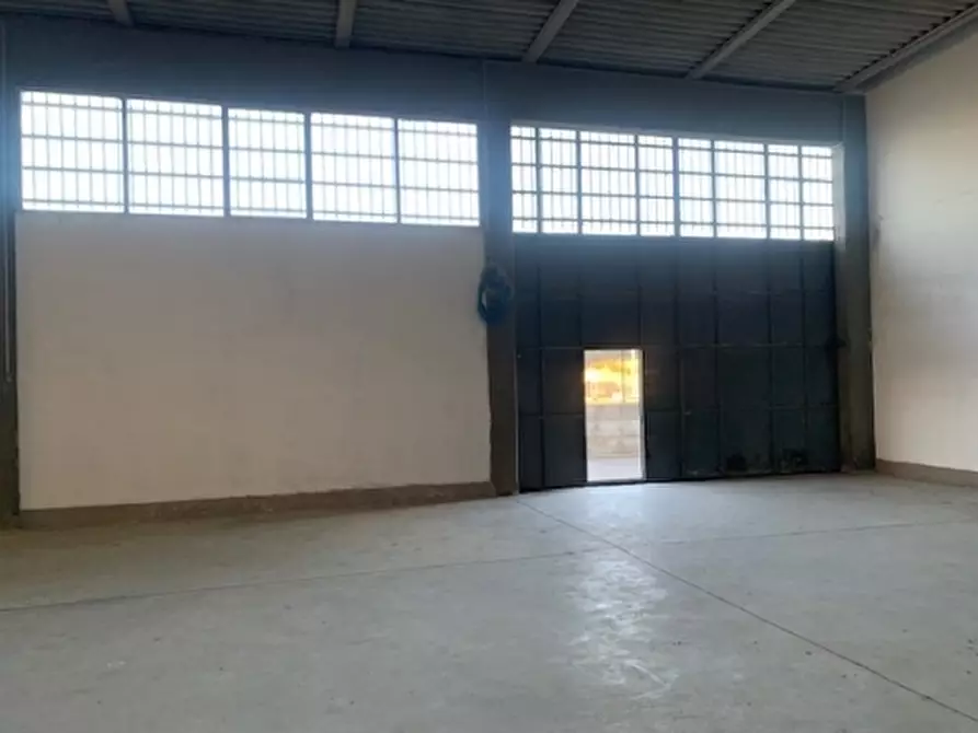 Immagine 3 di Magazzino in vendita  a Vinci