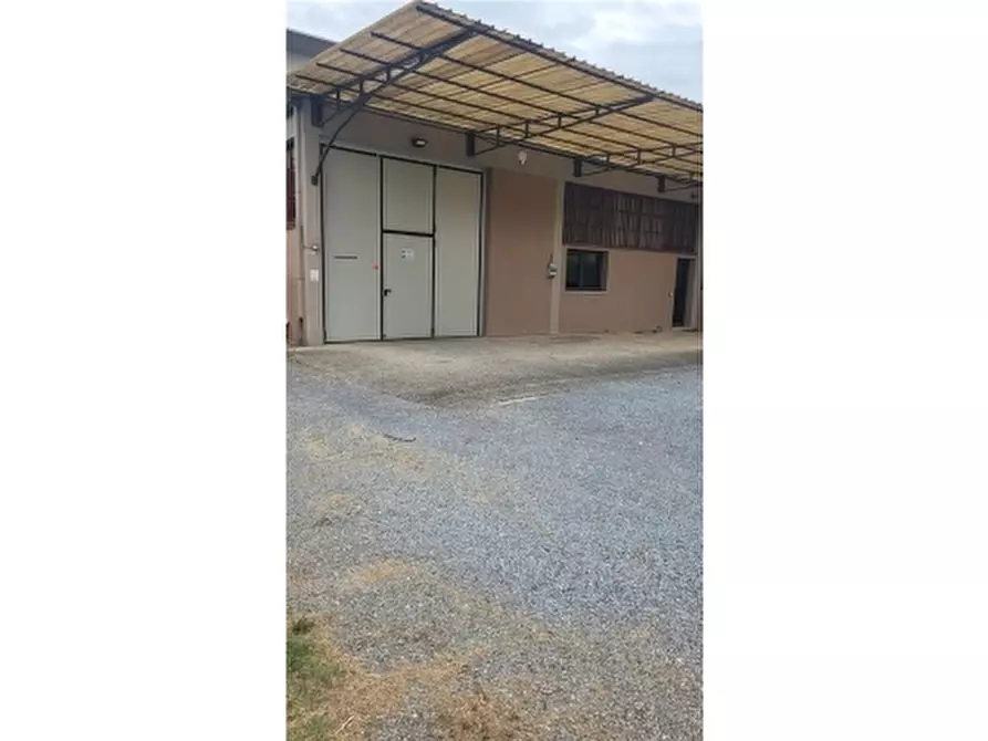 Immagine 1 di Magazzino in vendita  a Lamporecchio