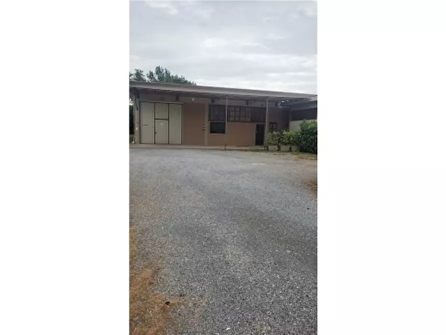 Immagine 2 di Magazzino in vendita  a Lamporecchio