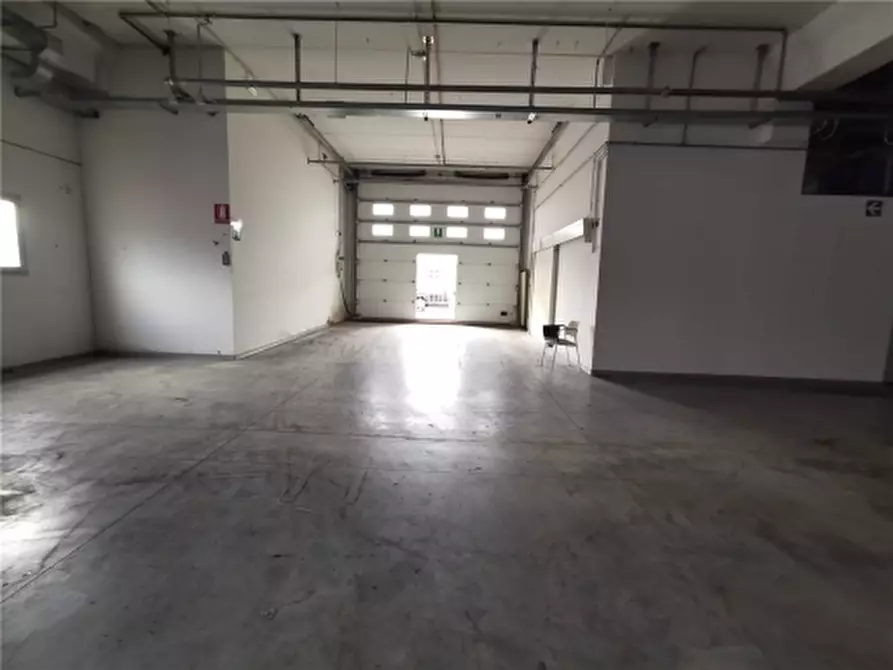 Immagine 4 di Magazzino in affitto  a Vinci