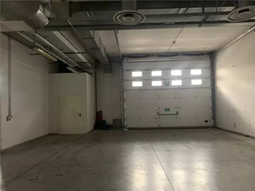 Immagine 14 di Magazzino in affitto  a Vinci