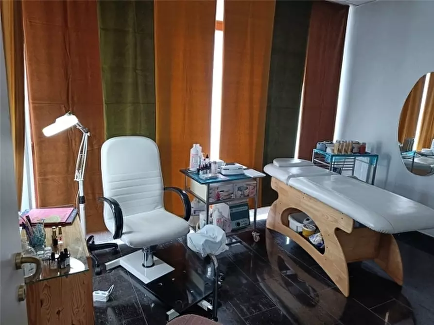 Immagine 2 di Negozio in vendita  a Fucecchio