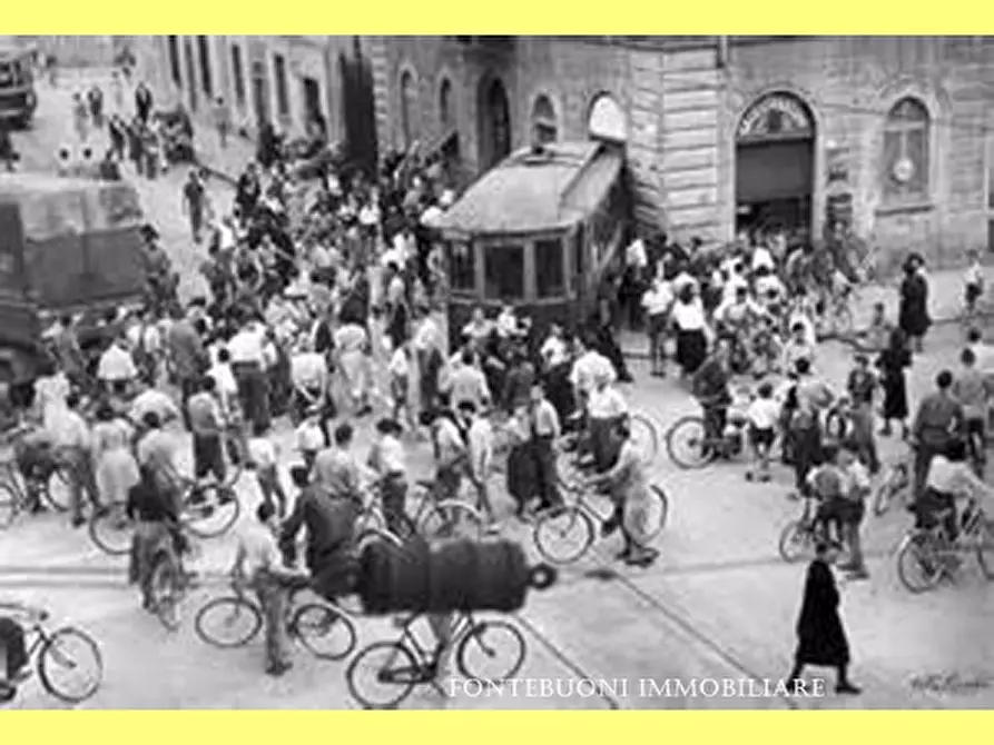 Immagine 2 di Negozio in affitto  a Firenze