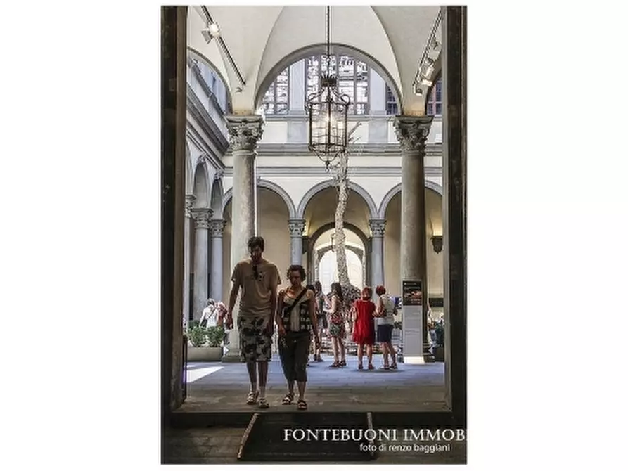 Immagine 2 di Negozio in vendita  a Firenze
