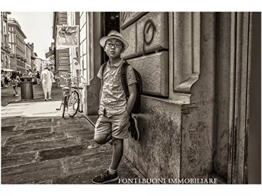 Immagine 2 di Negozio in vendita  a Firenze