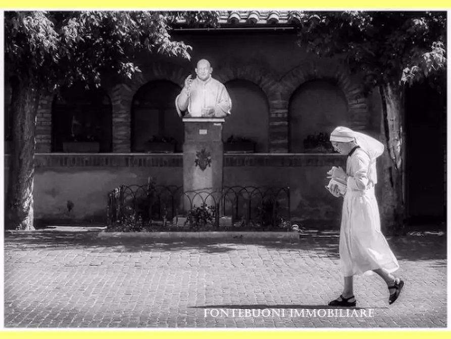 Immagine 4 di Negozio in vendita  a Firenze