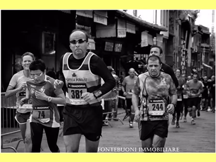 Immagine 2 di Negozio in vendita  a Firenze