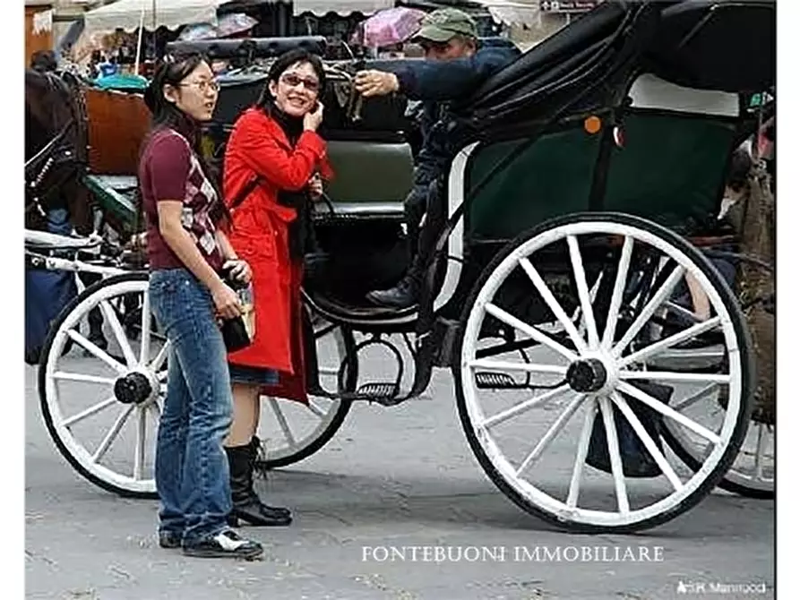 Immagine 2 di Negozio in vendita  a Firenze