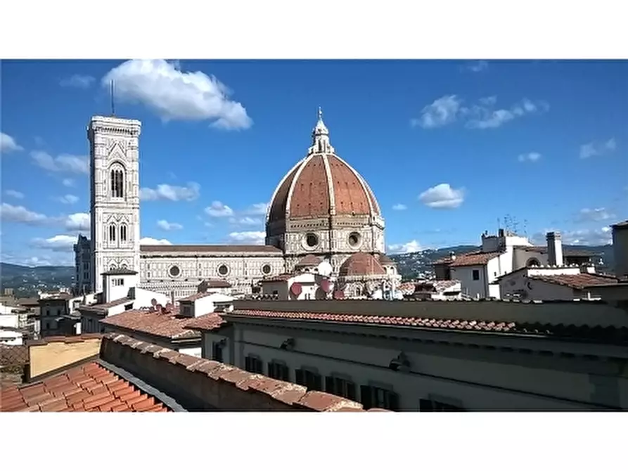 Immagine 1 di Negozio in vendita  a Firenze